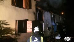 Bomberos en el incendio de Arboleya, en Cabranes
