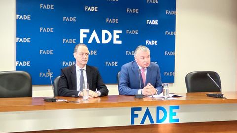 El presidente de FADE, Belarmino Feito, junto al director general de la patronal, Alberto Gonzlez, en rueda de prensa