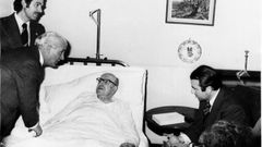 Encamado. Otero Pedrayo, convalecente dunha ca�da, no leito, na s�a casa ourensana da r�a da Paz, recibiu o 14 de abril de 1975 a visita do daquela ministro de Educaci�n franquista, Cruz Mart�nez Esteruelas (� dereita).