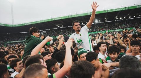 El canterano del Celta Dami�n Rodr�guez, celebrando el ascenso del Racing, donde ha estado cedido esta temporada.
