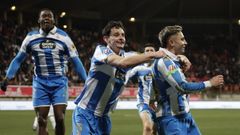 Bil Nsongo, Charlie Pati�o y Yeremay Hern�ndez celebran el gol del Deportivo en Le�n.