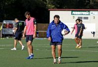 Milo Abelleira camina pensativo con el bal�n bajo el brazo durante un entrenamiento.