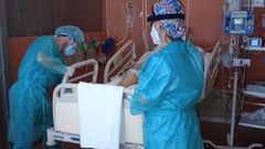 Gustavo Alberto Blanco Fraga, celador de unidad de cr�ticos (uci) del Chuac, ajustando la cama de un enfermo