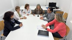 Elo�na N��ez, en el centro, se reuni� con los responsables del centro sanitario de Ribeira