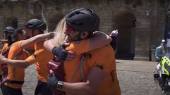 Rovira, en primer plano, abrazando a una de las madres que lleg� caminando a Santiago dentro del reto FinisteRett a su llegada al Obradoiro.