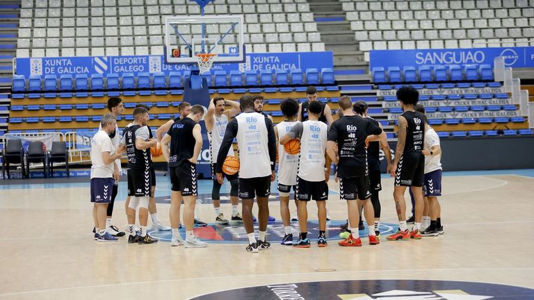 La plantilla del R&iacute;o Breog&aacute;n durante un entrenamiento llevado a cabo en el Pazo Provincial dos deportes de Lugo