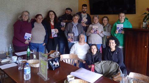 Os membros do club de lectura de Cerdedo, na primeira reunin que fixeron, no bar Comareiro.