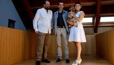 Los chavales del campamento urbano de Lal�n aprenden a realizar sus propios inventos.          Magari�os ofici� la boda entre Caruncho y Paz, cuyas alianzas llev� su perro Coco.