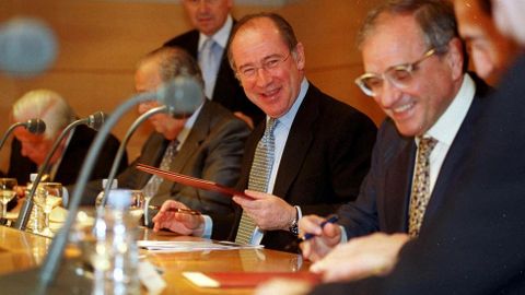 Rodrigo Rato, cuando era ministro de Econom�a, en una acto con el presidente de Endesa, Rodolfo Mart�n Villa, en junio del a�o 2001
