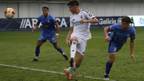 Otro momento de la jugada en O Couto entre el Ourense CF y el Real Madrid B.