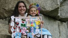 Yorcely muestra junto a su hija, alumna del P�o XII, algunas de las creaciones de Paula's Little Bows. Advierte que su mayor competencia es el mercado chino: �Mucha gente no valora actualmente el trabajo hecho a mano y prefieren una pieza que dure un d�a en lugar de meses, si es barata. Me toca innovar para vender�, dice, e imaginaci�n no le falta.