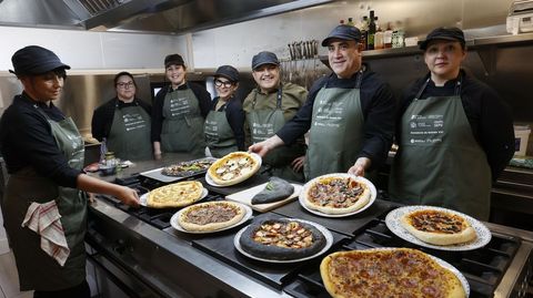 Un grupo de alumnos del mdulo de cocina y su profesor en el Obradoiro de Hostalera do Salns, en Sanxenxo