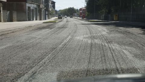 Preparaci�n de la N-525 en Xinzo, en la avenida de Madrid, para reasfaltar.