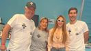 Shakira, con parte del equipo de Caf�s Veracruz, que tuvo su negocio en Macondo Park, el recinto que alberga en Madrid los conciertos de la cantante colombiana