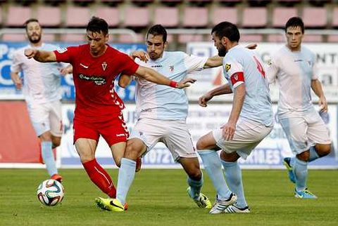 El Compostela, que realiz� un buen partido en la primera parte, encerr� al Murcia en su �rea en gran parte del segundo per�odo. 