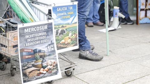 Protesta de miembros de Agromuralla y de Gandeiros da Suprema contra el acuerdo con Mercosur  