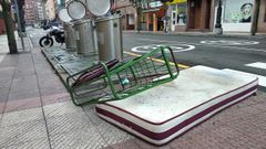 Enseres viejos abandonados en la calle, en la zona de Valent�n Masip de Oviedo