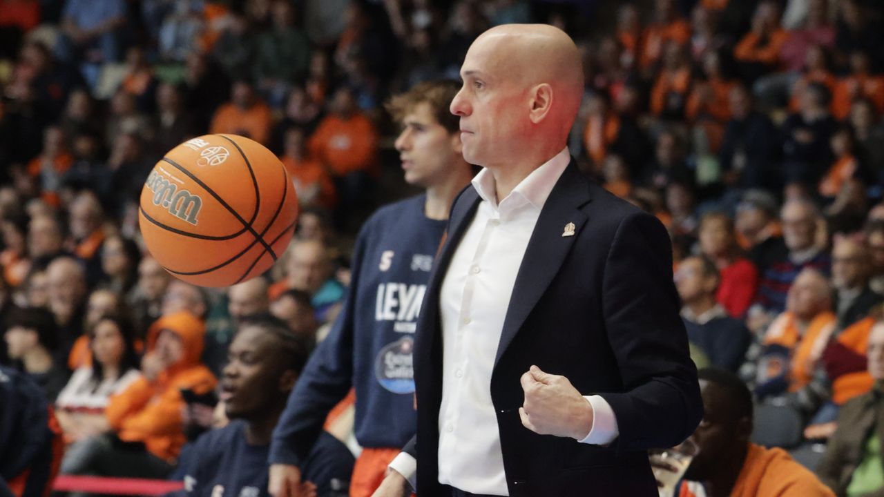 Carles Marco, entrenador del Leyma Básquet Coruña: «Estamos concienciados de la dificultad del viaje a Alicante»