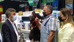 El consejero de Medio Rural y Cohesi�n Territorial, Alejandro Calvo, conversa con un ganadero junto a la diputada regional Alba �lvarez