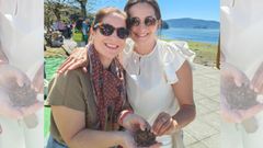 Mari Corral y su amiga Sara, a quien le regal� la perla que encontr� en la Festa da Ostra en Arcade.