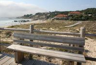 Tres hoyos de la instalaci�n deportiva se ubican en los terrenos de la Diputaci�n en A Lanzada.