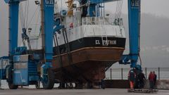 La gr�a del puerto de Cedeira iz� esta ma�ana a tierra el buque