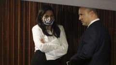 Ayelet Shaked y Naftali Bennett, durante la sesi�n en la que se eligi� el nuevo Gobierno de Israel