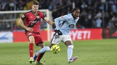 Gumbau y Moriba pugnan por el bal�n.