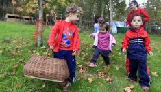 Otros alumnos de A Mari�a, los de San Miguel de Reinante, visitaron un bosque aut�ctono. 