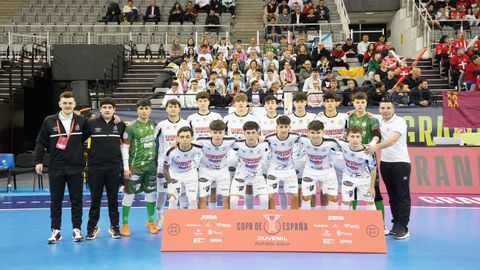 El equipo del Portus Apostoli que disput� la Copa de Espa�a y, al fondo, el nutrido grupo de aficionados noieses que viaj� a Granada.