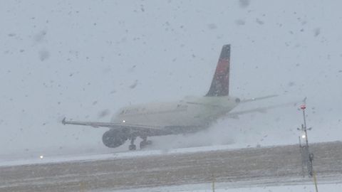 M�s de 1.700 vuelos han sido cancelados en el �rea de Nueva York por la tormenta de nieve