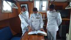 El teniente de nav�o �lvaro de Agust�n B�a, primero por la derecha, en el acto de toma de mando de la Cabo Fradera