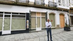En la imagen, Alberto Lens, presidente de la Fundaci�n Santo Hospital de Caridad, con el inmueble de la calle Galiano al fondo.