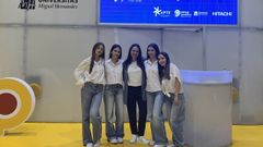 Las cuatro alumnas del Colegio Santo �ngel de Ourense recogiendo el premio en Elche, acompa�adas de su profesora.