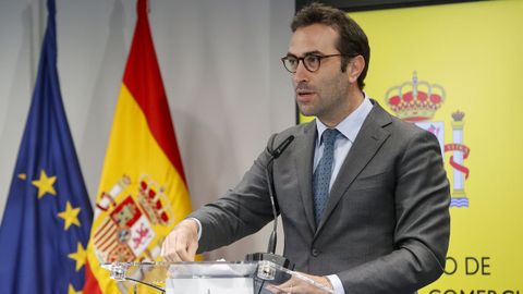 El ministro de Economa, Comercio y Empresa, Carlos Cuerpo, atiende a la prensa tras asistir a la Conferencia Sectorial del Plan de Recuperacin convocada por el Ministerio de Hacienda.