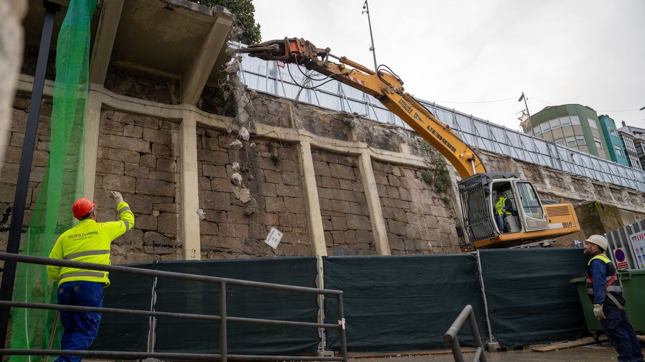 Desmontan el balcón centenario de Vigo