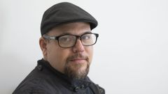 Ortu�o golpea con un libro de relatos �carnavalescamente f�nebre�