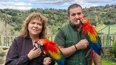 Ruth Gord�n y Gonzalo Rubio, junto con unos loros que forman parte de El Bosque