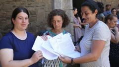 EnTrives y Castro Caldelas recogen firmas contra la supresi�n del servicio de pediatr�a en los centros de salud