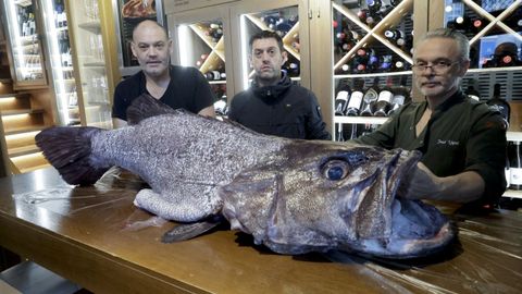 Santi Pardiñas, en el centro, propietario del restaurante Destapa, en Matogrande, con la pieza que hoy empezará a comercializar preparado de tres maneras diferentes