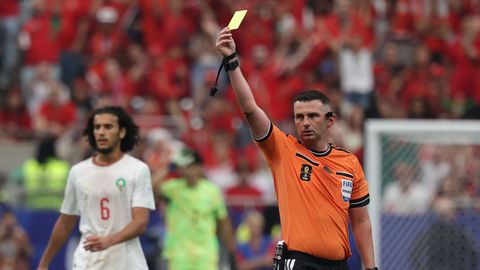 El �rbitro Michael Oliver, durante el Canad�-Marruecos