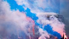 <span lang= gl >Imaxe dun recibimento ao autob�s do Celta en Bala�dos.</span>