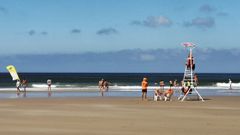 Ba�istas y el equipo de salvamento en la playa de Xag�