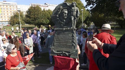 Placa en memoria de Pablo Iglesias descubierta en el acto del PSOE celebrado el pasado viernes en el parque Pablo Iglesias de Esteiro.