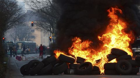 Una pila de neumticos arde ante la nueva sede del Banco Central Europeo.