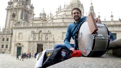 Marcos Rial empez� a tocar el tambor en las bandas de la Semana Santa de Santiago cuando era un ni�o y dice que �el nivel mejor� mucho en los �ltimos 30 a�os�. De familia de cofrades, est� vinculado a varias congregaciones y hermandades de la ciudad.