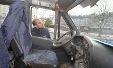 Uno de los operarios muestra parte de los da�os causados en el veh�culo de la empresa. 
