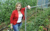 Beatriz Fern�ndez est� traballando na implantaci�n dos composteiros comunitarios.