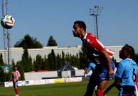 El cercedense Cano, autor de dos goles, remata ante la mirada de Dapo. 