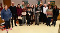 El alcalde, Jos� Luis Fern�ndez Mouri�o, con los concejales y los premiados de establecimientos y p�blico